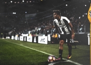 亚洲篮球与电竞交锋：西亚卡姆焦点对战，Uzi与90激战热火分钟，险胜胜负难料！热度持续攀升